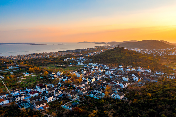 三万六千顷太湖，烟波浩渺，以西山岛等27个太湖岛屿组成的湖岛群，如明珠散落万顷碧水。石公山的天象奇观、林屋洞的道家仙府、包山寺的烟火缭绕、罗汉寺的藤樟古幽，更有金庸先生笔下的缥缈峰、桃花岛原型，无不彰显着太湖生态岛的美丽风光和文化底蕴。4月1日，一场定向越野盛宴即将在这里开始。可通过中奥盈谷官网、“中奥管理集团”公众号阅读本篇文章进行报名。“金庭有戏，玩转西山”，诚邀男女老少共同奔赴这场越野盛宴，4月1日，太湖岛上竞巅峰！